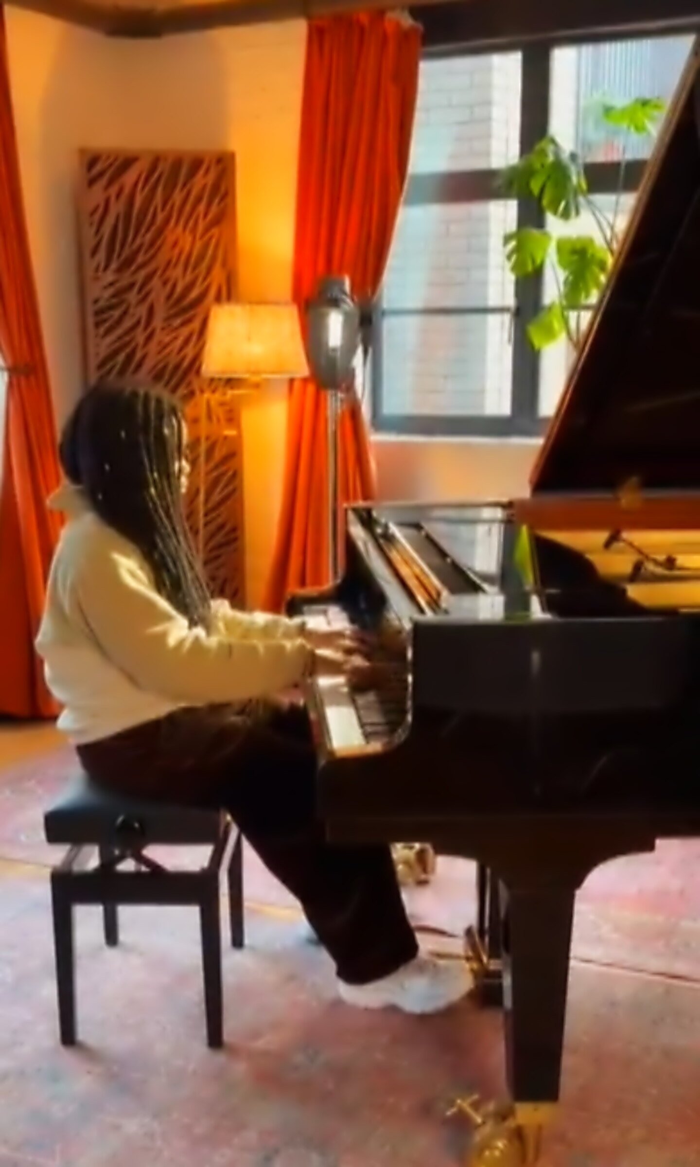 India “Alanis” Browne playing a grand piano